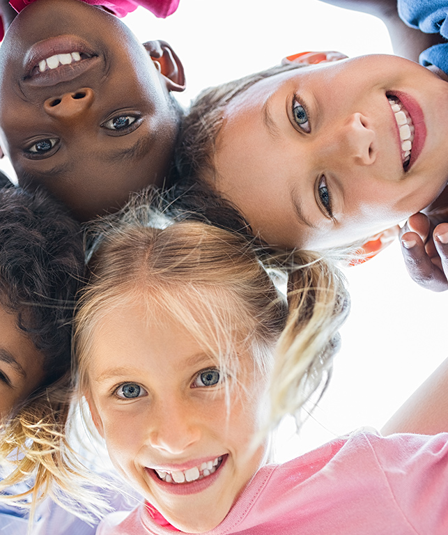 Kinder lachen in die Kamera